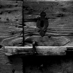 Verrou en bois en noir et blanc - France  - collection de photos clin d'oeil, catégorie portes